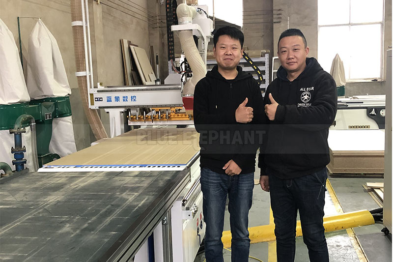 山東淄博XX家具廠訂購(gòu)板式家具生產(chǎn)線